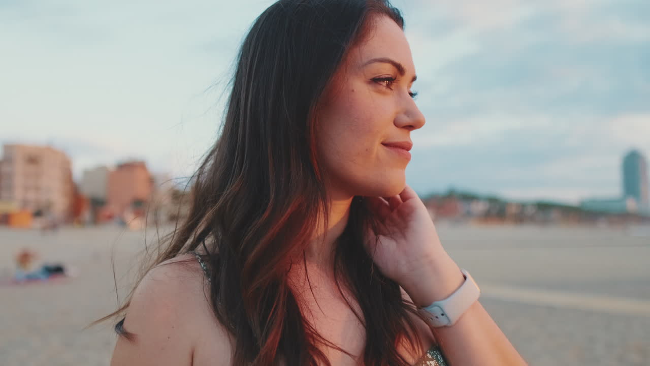 mujer en la playa al atardecer
