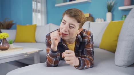 el joven está feliz de que su novia haya aceptado la oferta.