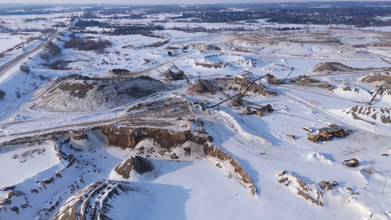 Ilmakuva Caledonin, Ontarion, lumisesta avolouhitusta soranottopaikasta talvella.