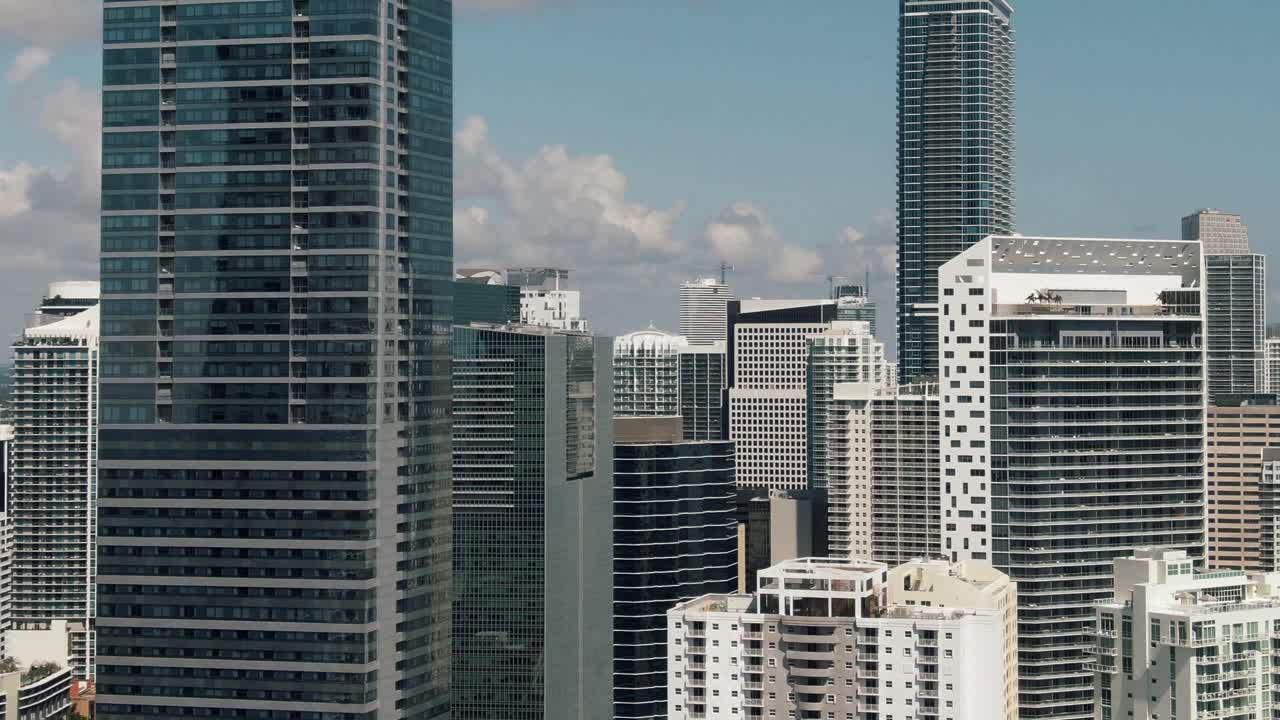 toma aérea apretada de brickell saliendo para revelar el paseo marítimo del centro de miami