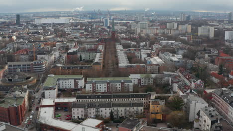 Vista-Aérea-De-Casas-En-Barrios-Residenciales-Y-De-La-Antigua-Iglesia-En-El-Centro-De-La-Ciudad-De-Hamburgo