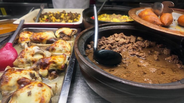 Forskellige traditionelle tyrkiske retter udstillet på en restaurantbuffet
