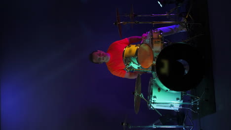 el baterista golpeando