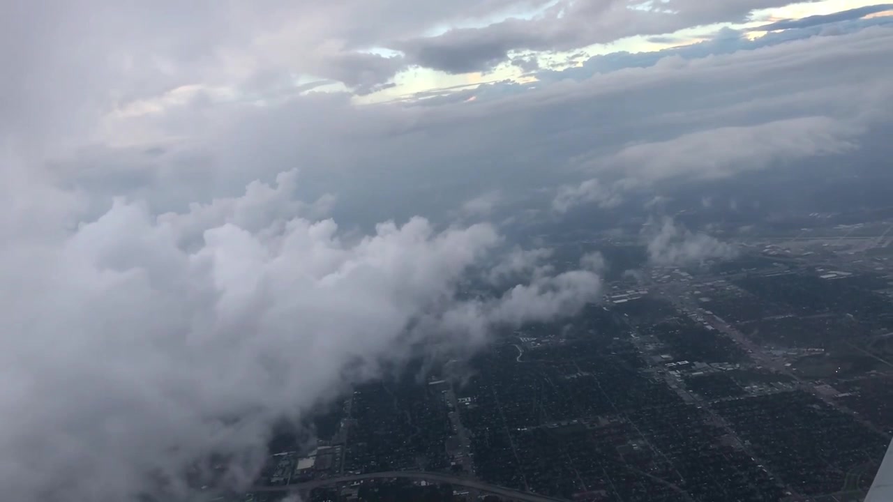 Veduta aerea di nuvole dopo il decollo dall'aeroporto attraverso il finestrino di un aereo di linea. Vista dall'interno di un aereo in volo dopo la partenza.