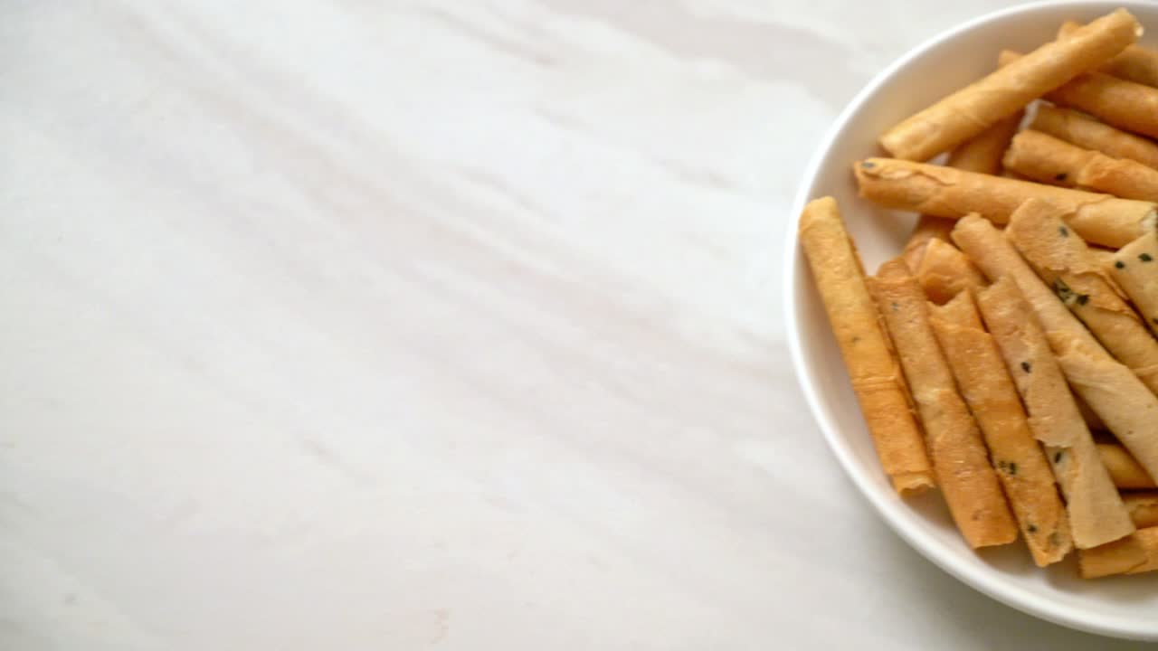 rotolo di cocco croccante - un tipo di wafer arrotolato, un dolce tradizionale in Thailandia