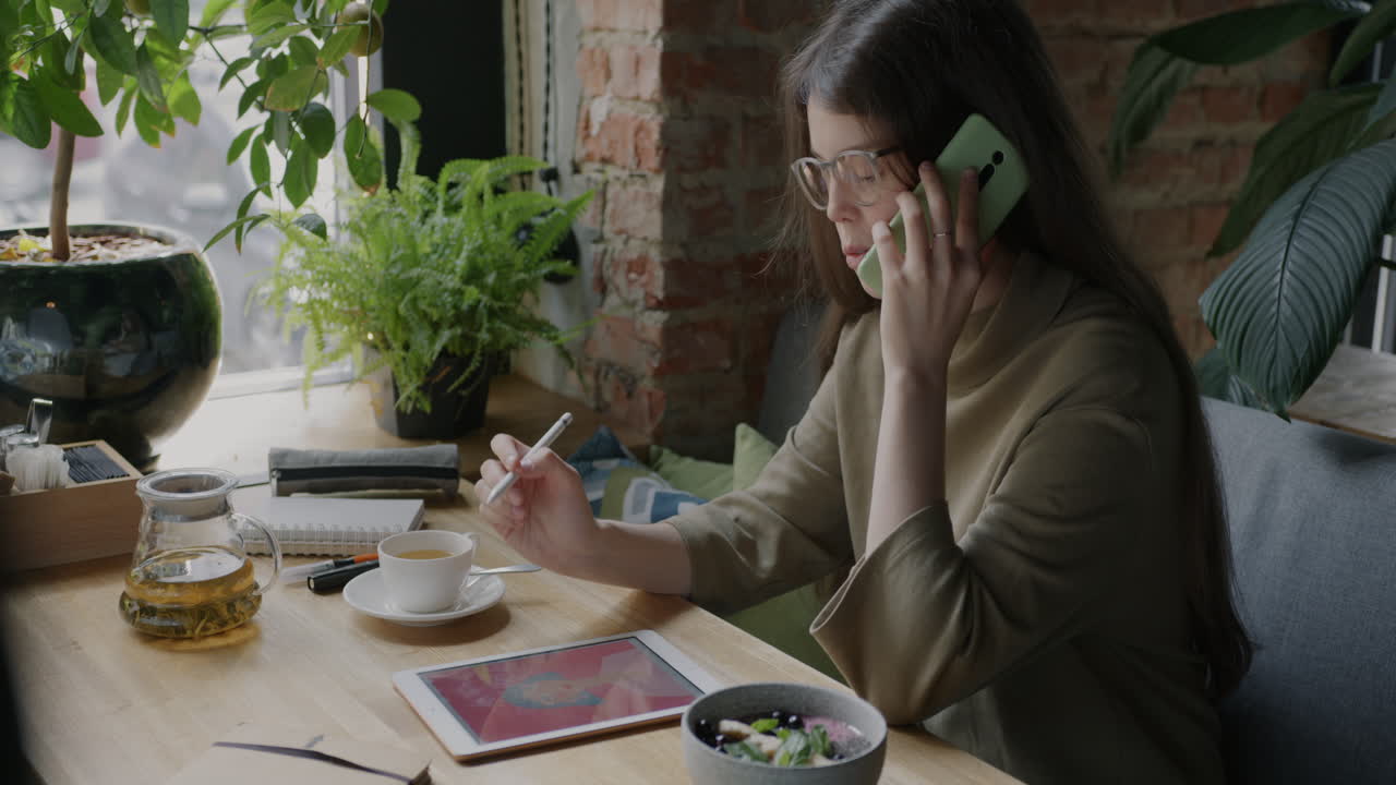 mujer trabajando en arte digital en un café