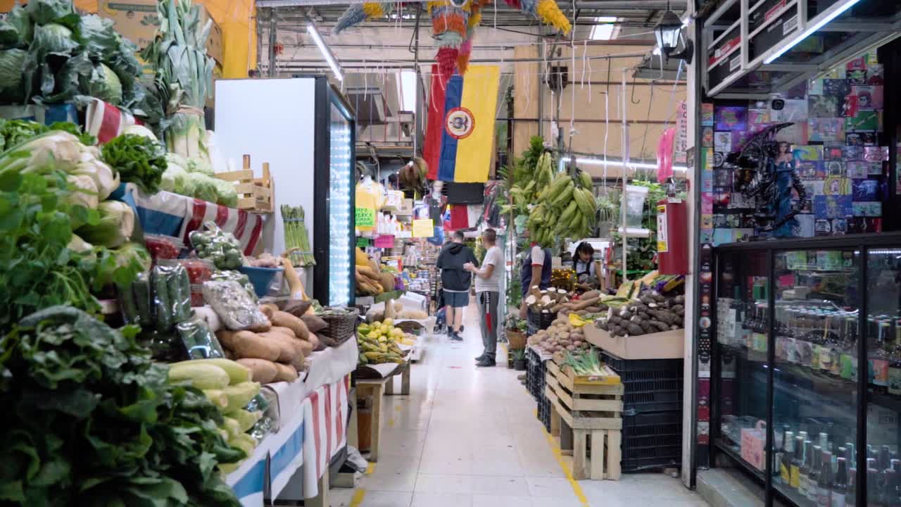 바쁜 실내 시장 을 걸어다니는 쇼핑객 들