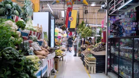 compradores caminando a través de un mercado cubierto ocupado