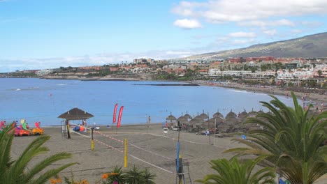 Día-Soleado-De-Verano-En-La-Playa-De-Playa-De-Las-Américas,-Toma-De-Mano-Mediana