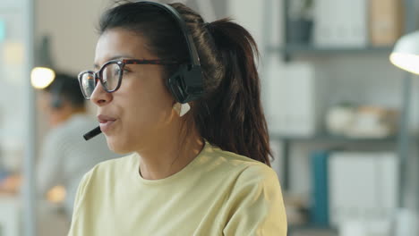 female agent working in call center