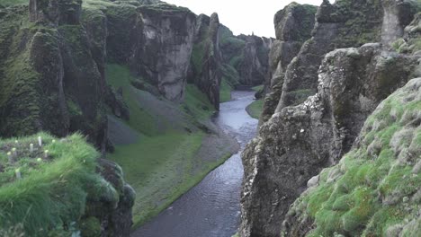 paisaje de un río en un barranco rocoso
