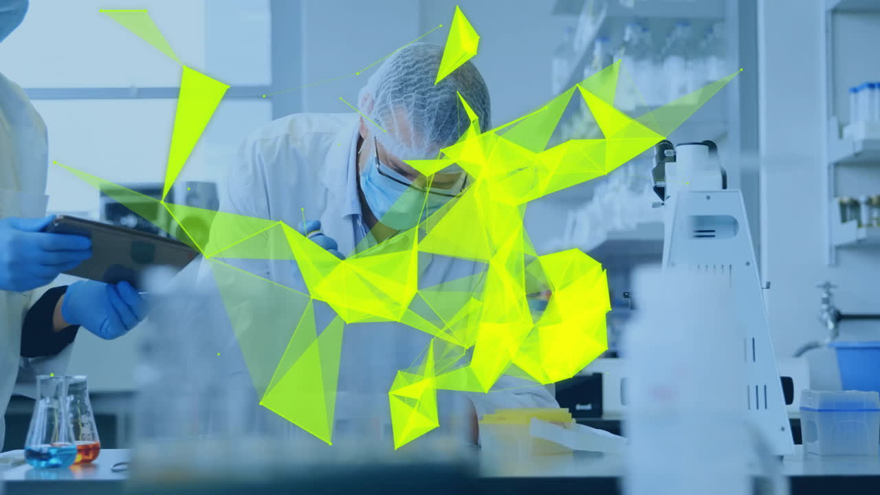 실험실에서 남성 과학자 위에 반이는 빛의 흔적의 애니메이션