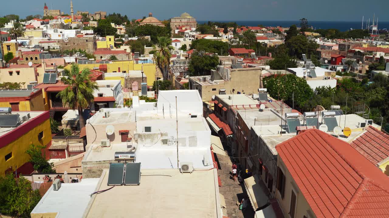 그리스 로도스 (rhodes, greece): 중세 건축물을 보여주는 수레만 모스크가 꼭대기에 있는 소크라테스 거리 (socrates street) 의 공중 드론 촬영