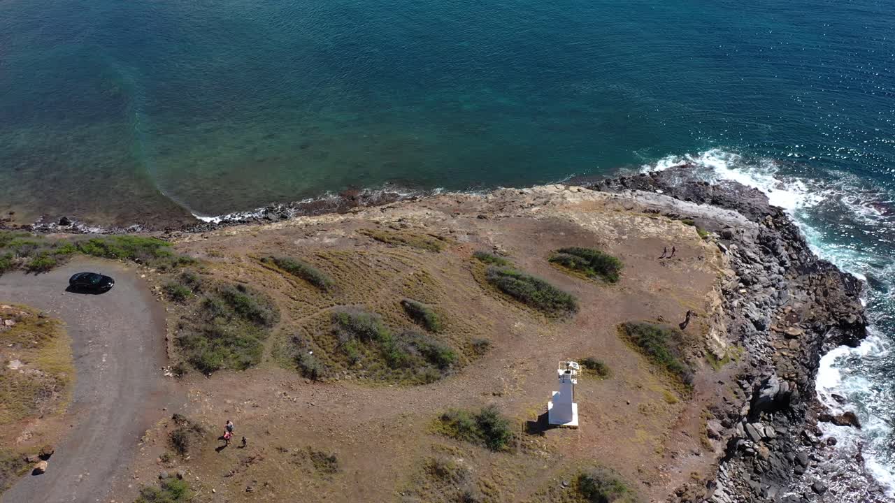excelente toma aérea del faro en mcgregor point en maui, hawaii