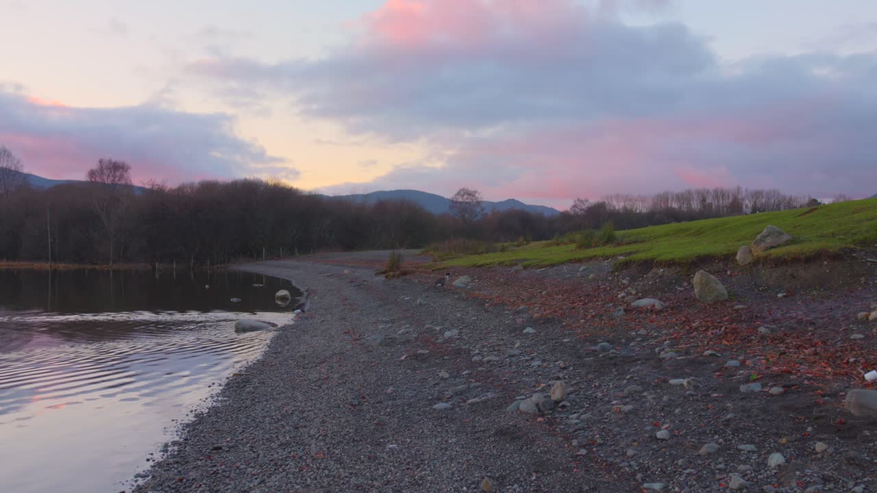 tiro del lago derwentwater dentro de un parque nacional en el distrito de los lagos ingleses en cumbria, inglaterra, que está en el sur de keswick durante la noche