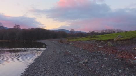 Aufnahme-Des-Derwentwater-Lake-In-Einem-Nationalpark-Im-Englischen-Lake-District-In-Cumbria,-England,-Der-Am-Abend-Südlich-Von-Keswick-Liegt