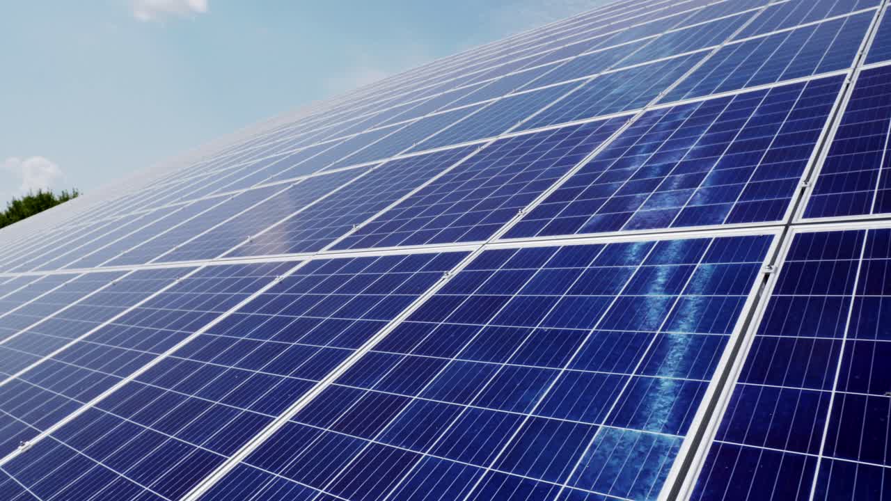 Centrale elettrica che utilizza energia solare rinnovabile con sole