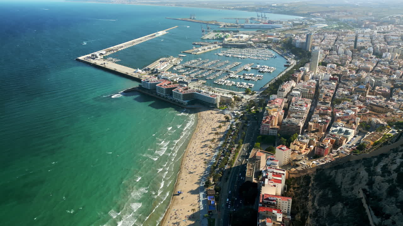 Vista aerea da drone del porto di Alicante e degli edifici della città alla luce del giorno