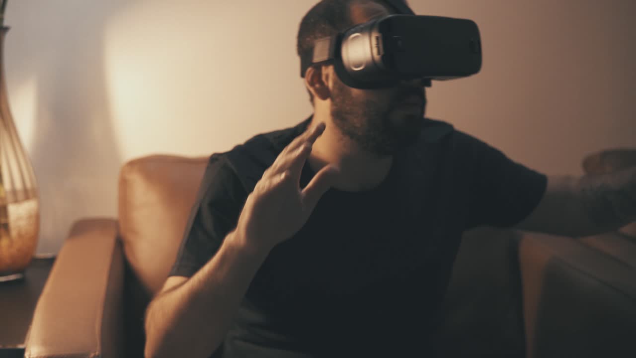 joven jugando juego de gafas vr 4k