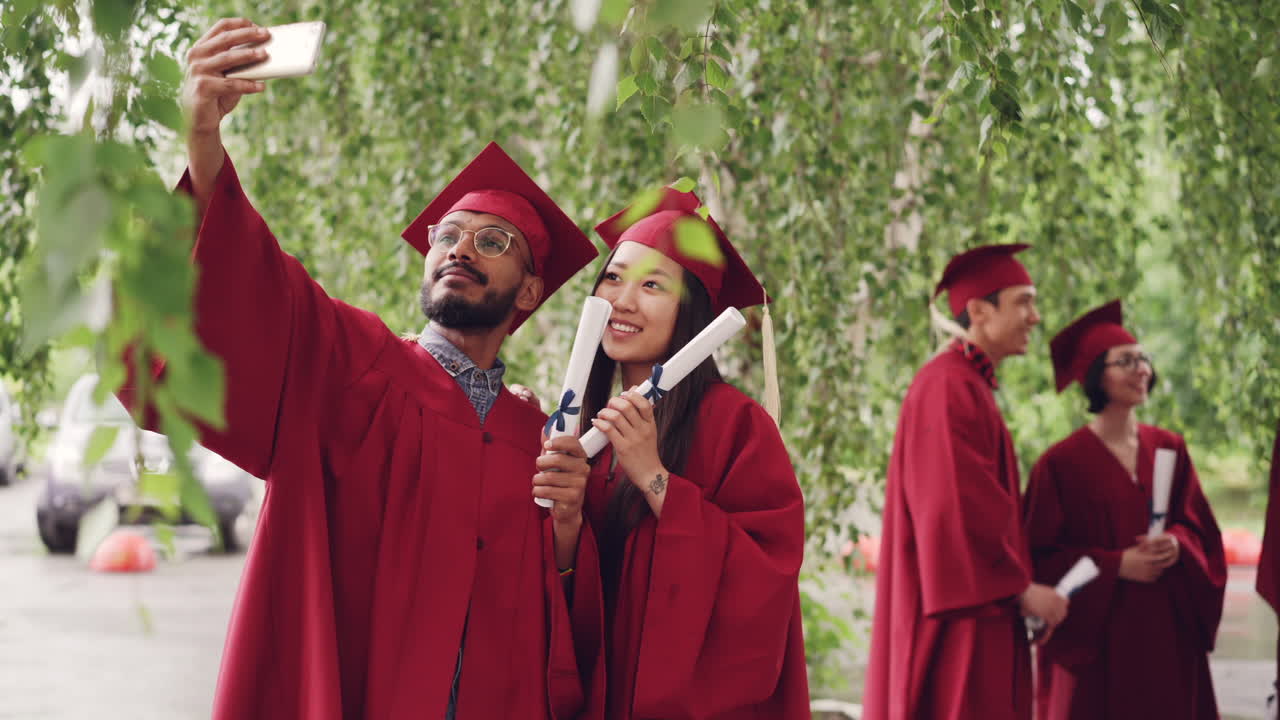 Selfie di laurea con gli amici