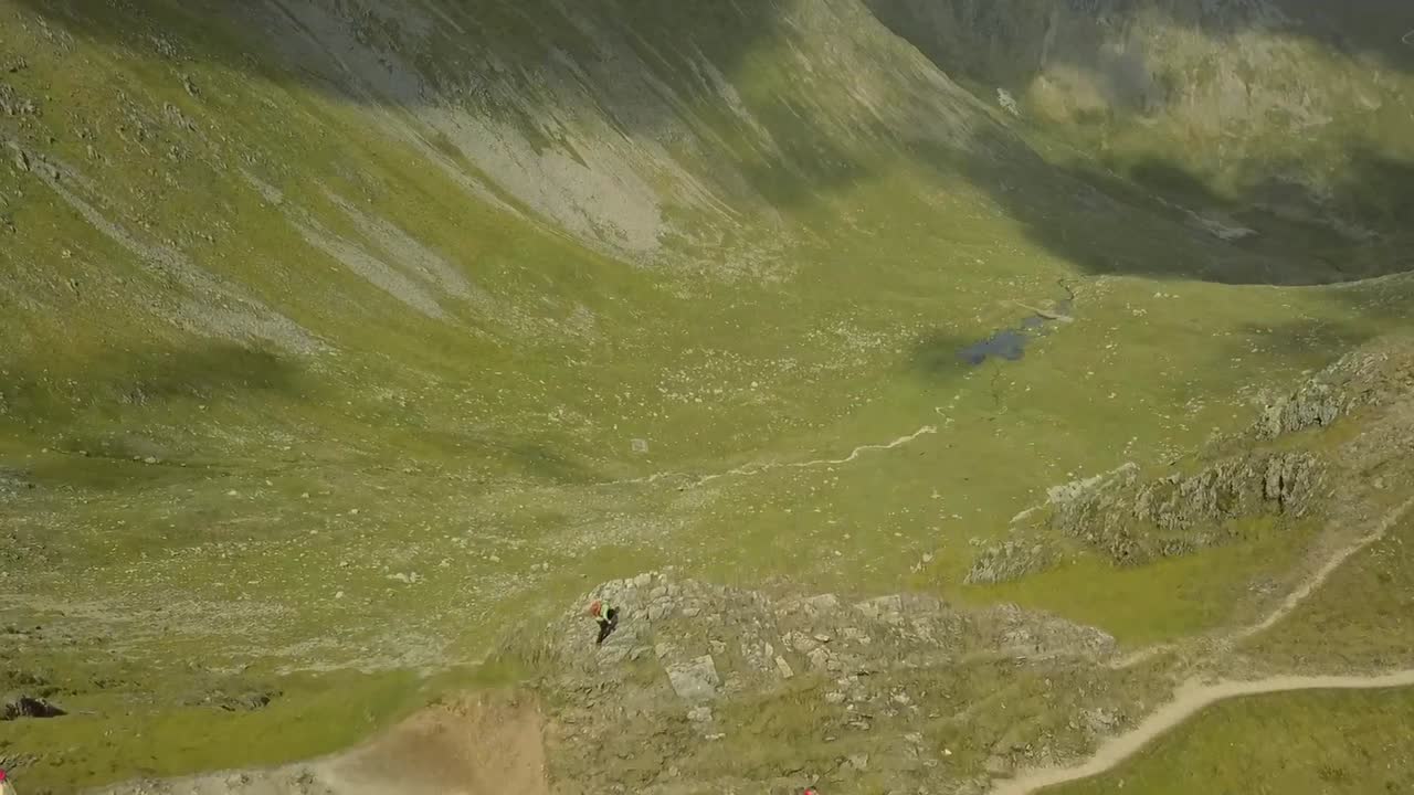 imágenes aéreas de drones de personas caminando por montañas en el distrito de los lagos, inglaterra