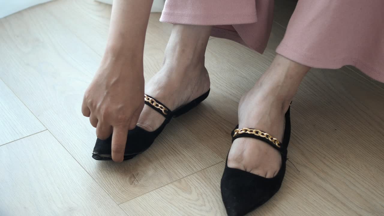 mujer sentada en el suelo con los pies extendidos