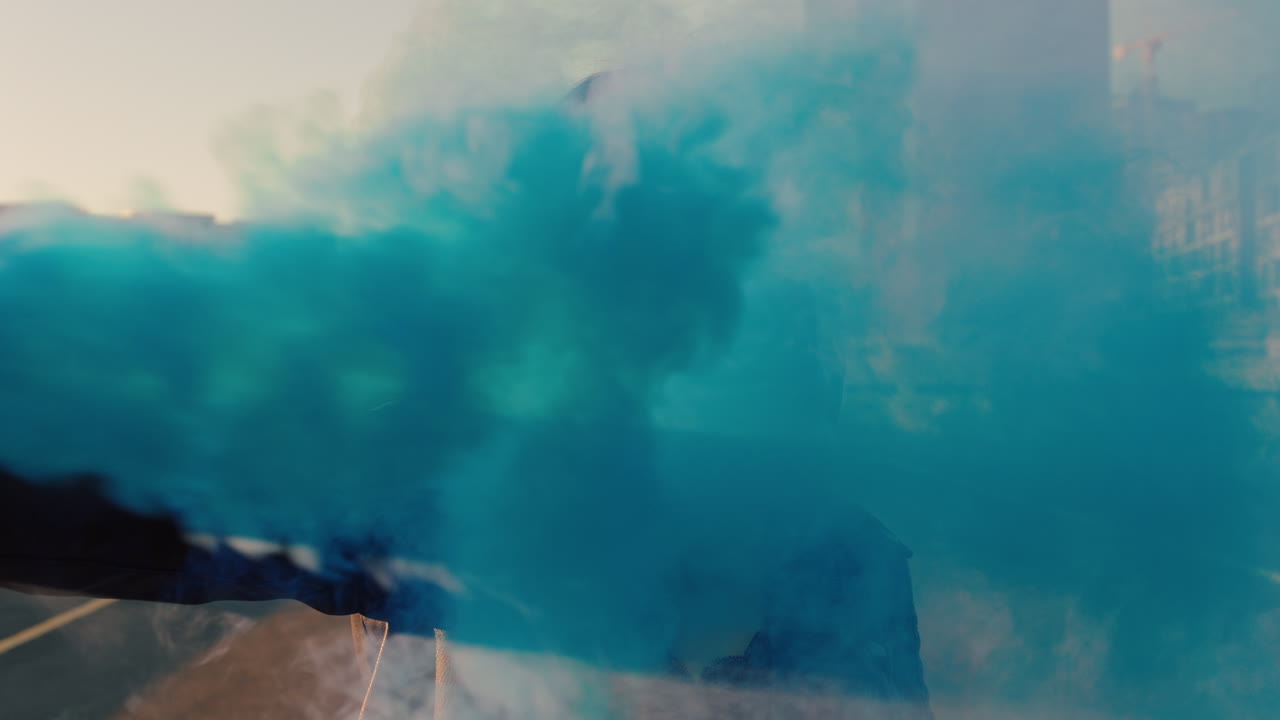 giovane donna con una granata di fumo indossando una maschera antigas ragazza ribelle che protesta contro l'inquinamento dei cambiamenti climatici con un respiratore per l'aria velenosa emergenza di riscaldamento globale