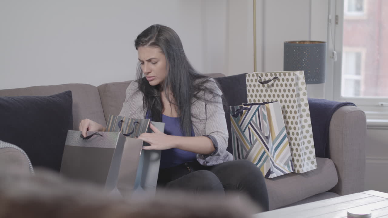 젊고 매력적인 여성은 상점에서 물건을 사는 것을 잊었기 때문에 스마트폰으로 천천히 주문합니다 - 등급이 매겨지지 않음