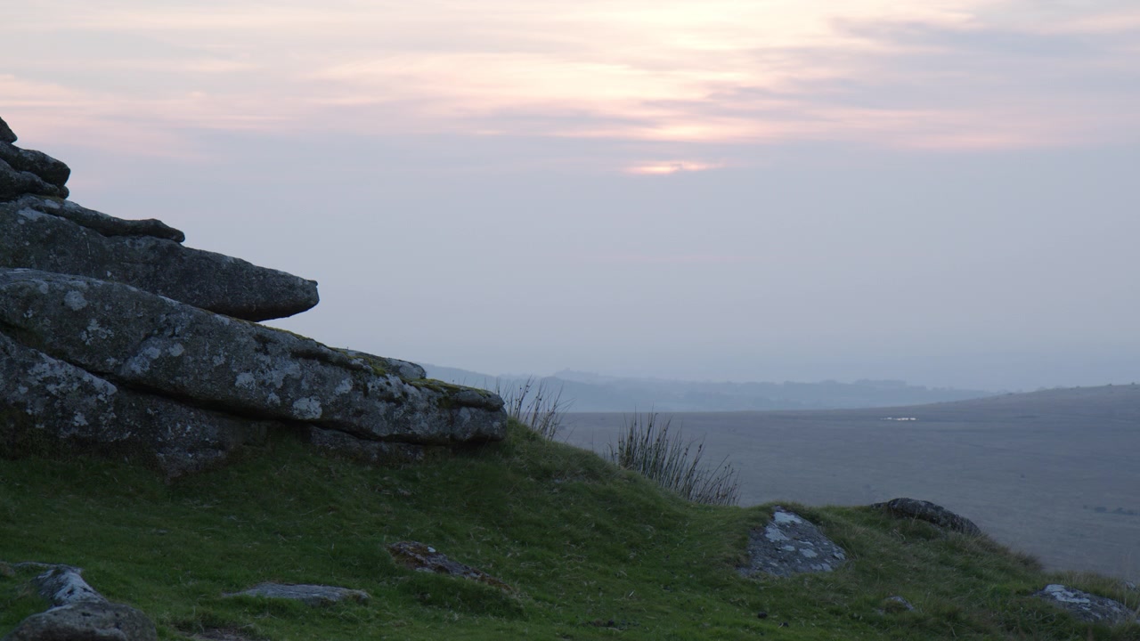 Tonjolan Batu Menghadap Cakrawala Berkabut di Bawah Langit Lembut Bercahaya di Dartmoor, Devon, Inggris, Britania Raya, Jarak Dekat