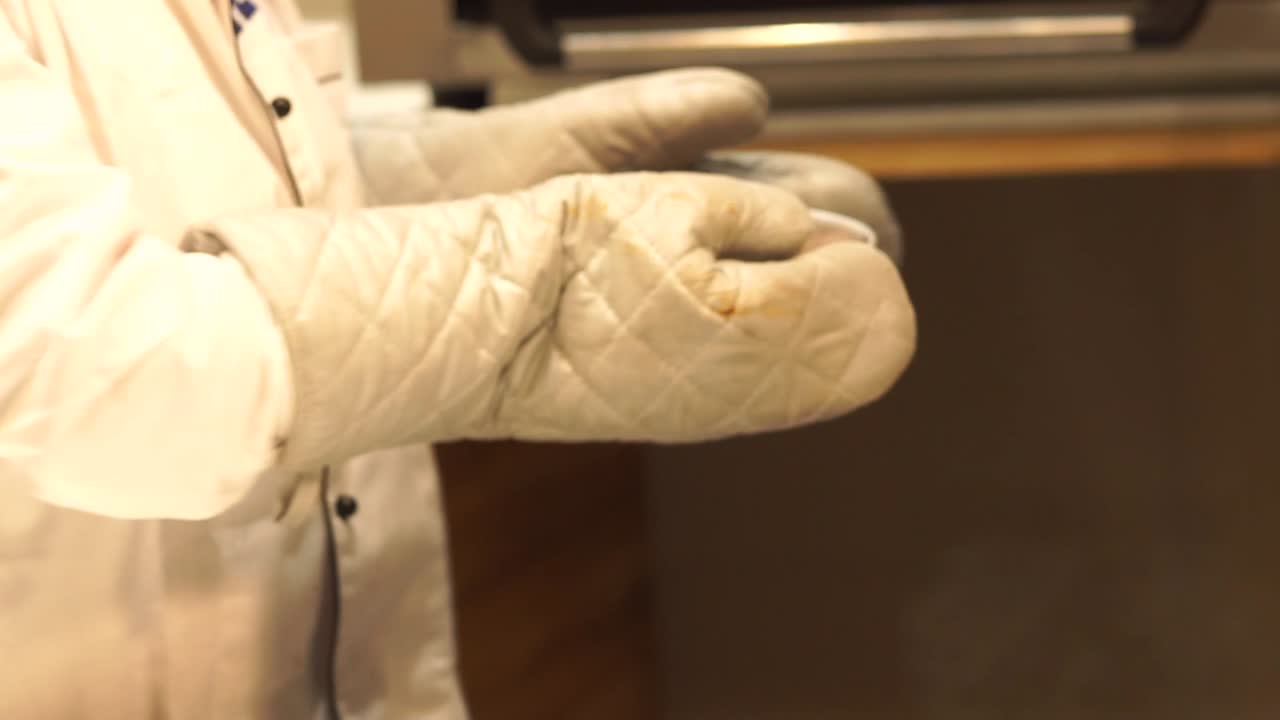 오븐에 케이크 넣기 indystial chocalate 슬로우 모션