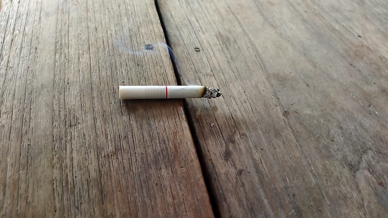 primer plano de un cigarrillo con una hermosa bocanada de humo cuando se coloca