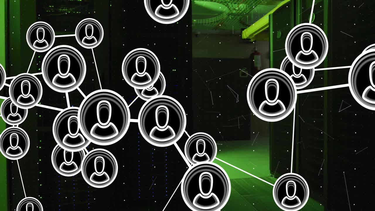 animación de conexiones con personas iconos con procesamiento de datos a través de servidores informáticos