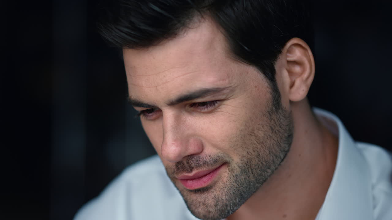 cara de hombre de negocios trabajando en una computadora portátil en el lugar de trabajo. freelancer usando una computadora portátil