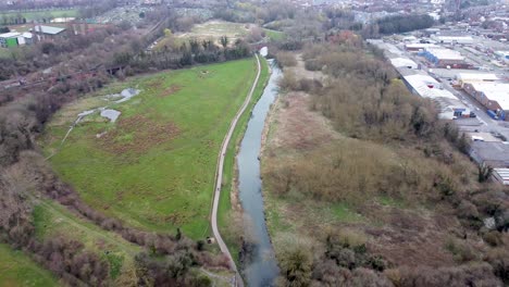 Vista-Aérea-De-Un-Río-Y-Una-Línea-De-Tren-En-Canterbury