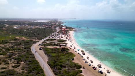 la playa de malmok fue empujada desde el aire en aruba.