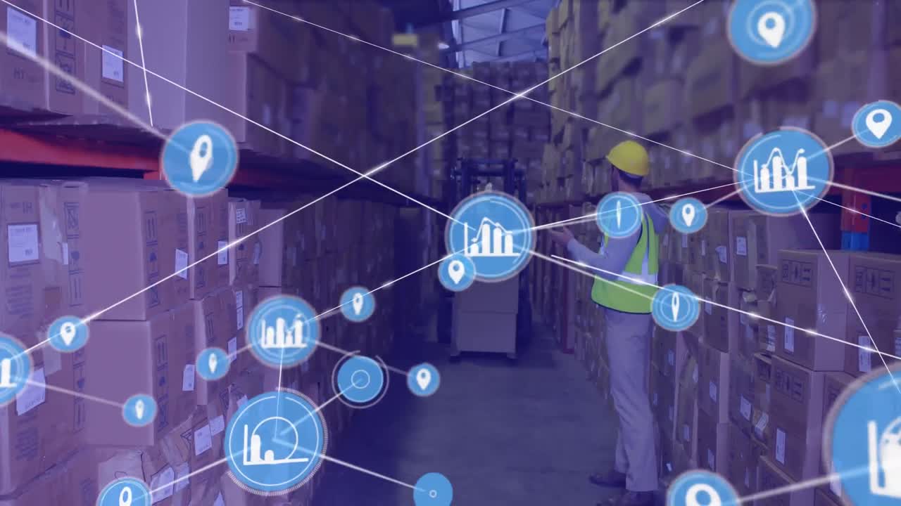 red de iconos digitales contra un trabajador caucásico que trabaja en un almacén