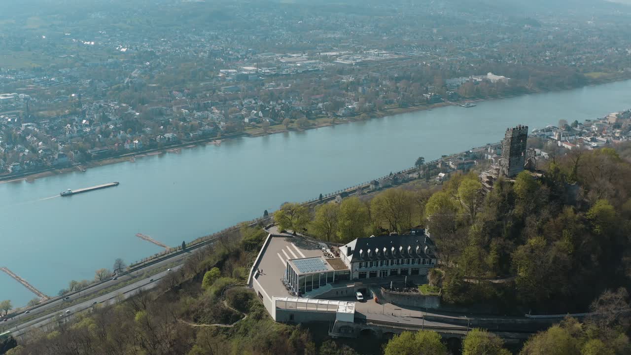 toma de drones de los drachenfels con el río rin y un barco siebengebirge cerca de bonn - königswinter
