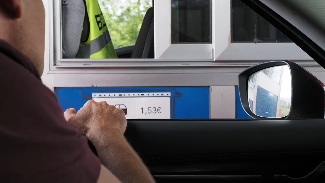 드라이브 스루 부스에서 통행료를 지불하는 것