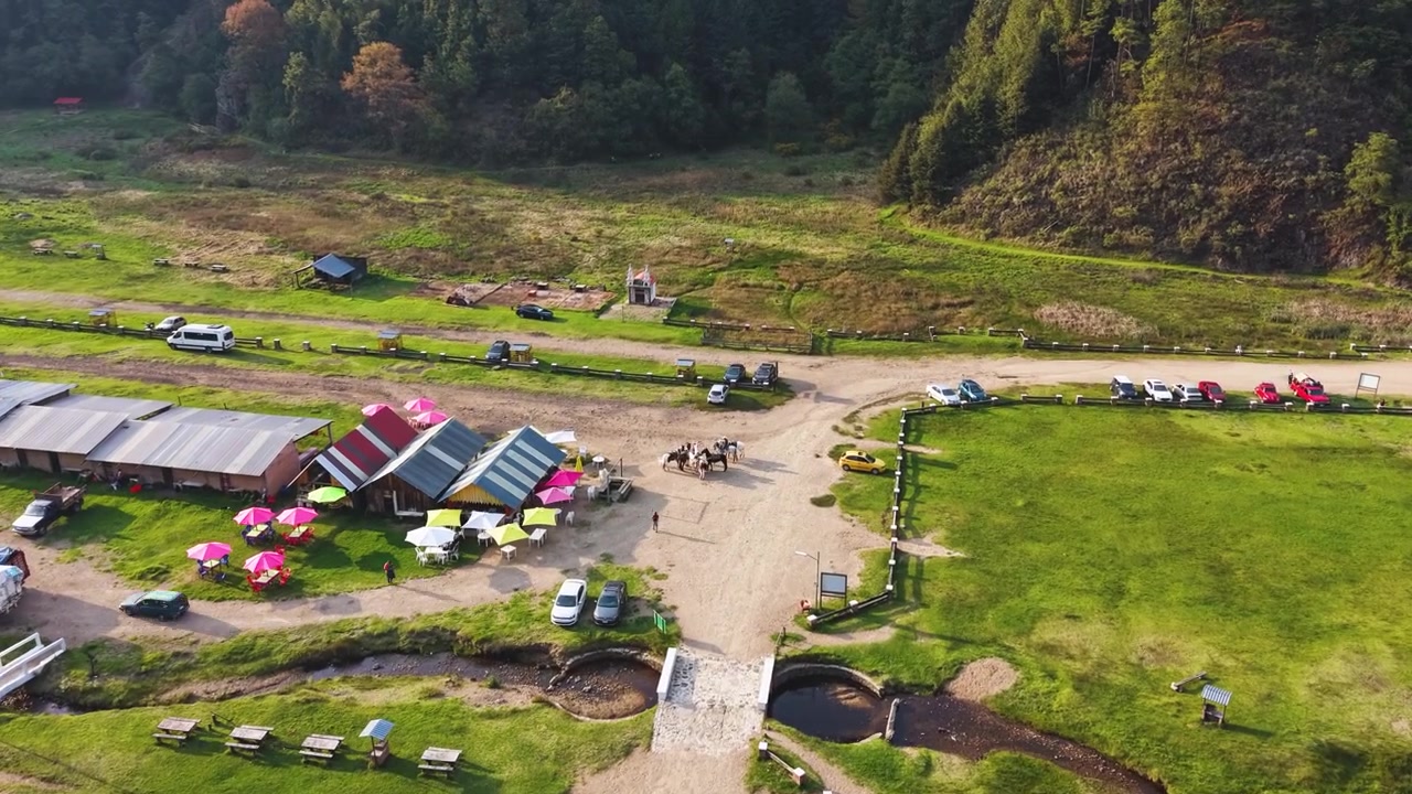Drone-hyperlapse av grønt rekreasjonsområde med spisesteder.