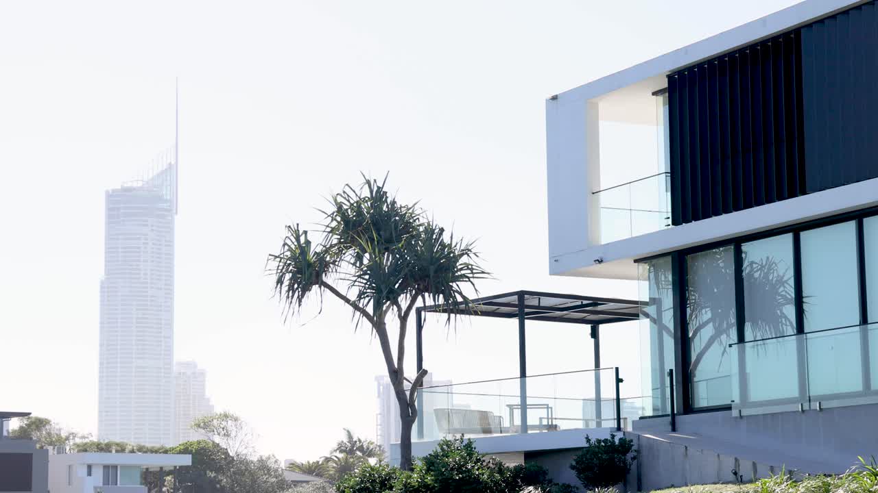 casa contemporánea con vistas al horizonte de la costa dorada