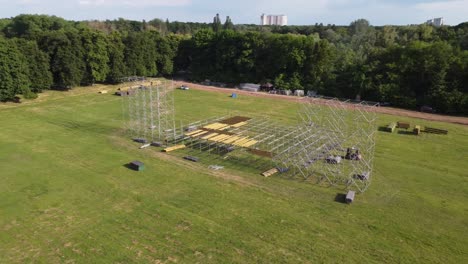 instalación de un escenario para un concierto en el parque filmación aérea video