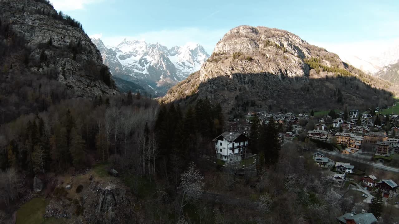 알파인 리조트 courmayeur, aosta 계곡, 이탈리아 알프스 몽블랑 몬테 비앙코 기슭에 있는 fpv 드론 공중, 집과 숲 위로 날아