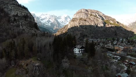 fpv drone antena en alpine resort courmayeur, valle de aosta, italia al pie de los alpes mont blanc monte bianco, volando sobre casas y bosques
