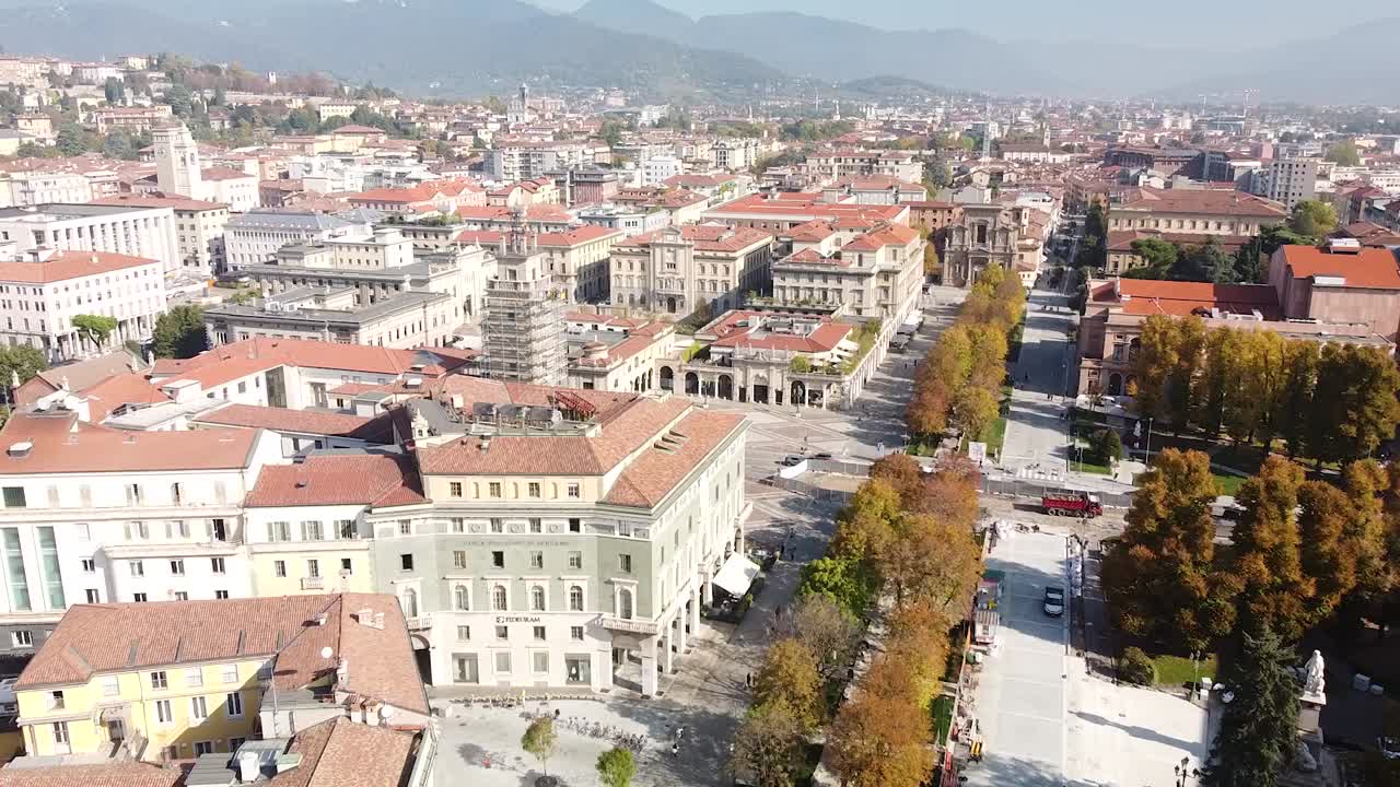 베르가모 시내의 상징적인 이탈리아 건물, 공중 드론 전망