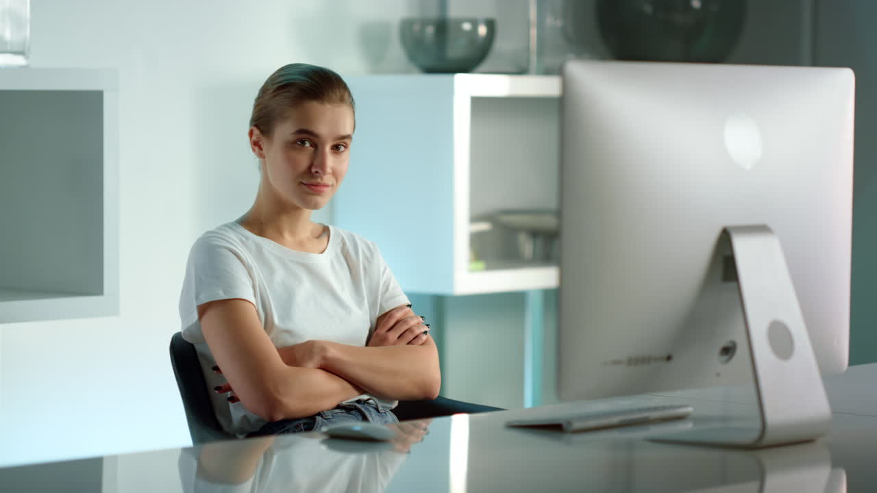 Empresaria concentrada viendo un programa en línea en casa. Gerente corporativa trabajando.