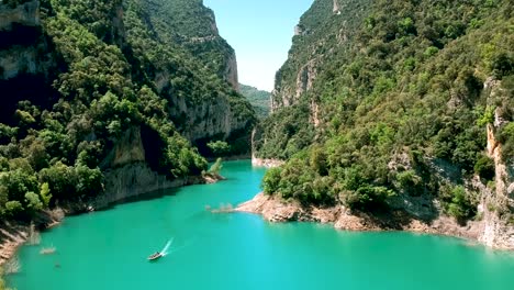 Schöne-Landschaft-Des-Spanientals,-Leute,-Die-Entlang-Des-Spanientals-Kajak-Fahren,-Wasserruhe-Im-Spaniental