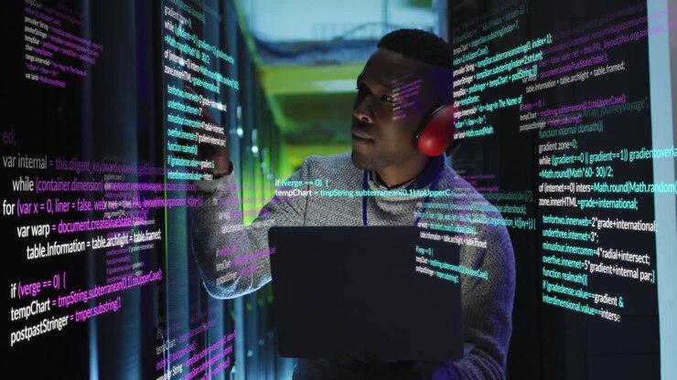 Animation af databehandling over en afroamerikansk mandlig ingeniør, der bruger en bærbar computer og arbejder i et serverrum.