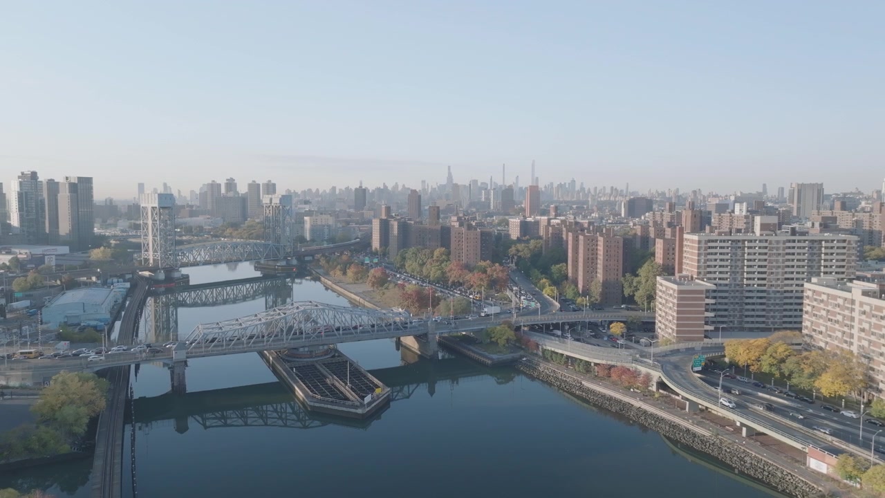 Vista aerea della parte alta di New York City in una mattina d'autunno. Ripresa sopra il fiume Harlem, che separa i quartieri di Manhattan e del Bronx