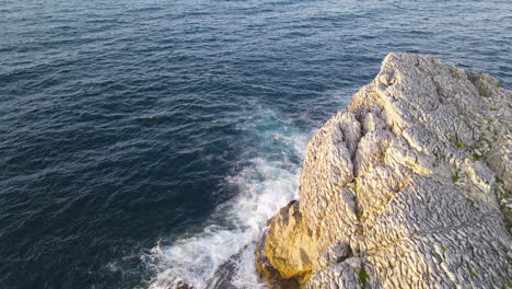 岩が多い海岸 1 で砕ける海の波の空撮