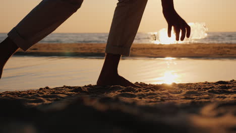 Mann-Hebt-Eine-Leere-Plastikflasche-Am-Strand-Auf-Und-Kümmert-Sich-Um-Die-Umwelt